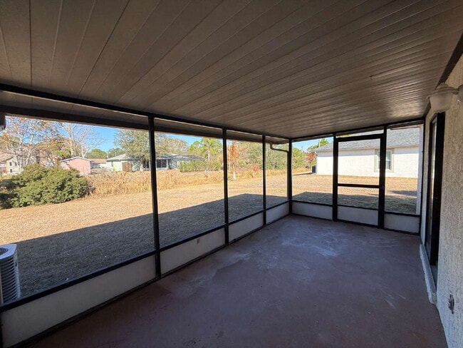 Building Photo - Charming Two Bedroom Duplex!