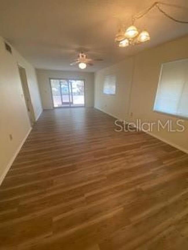 Building Photo - 517 Parkdale Mews