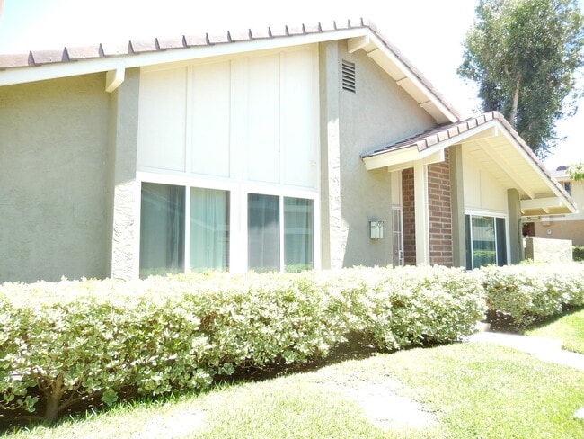 Building Photo - Updated 2Bed/ 2Bath Condo In Rancho Bernar...