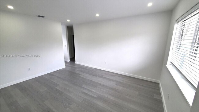 Primary Photo - 215 Zamora Ave
