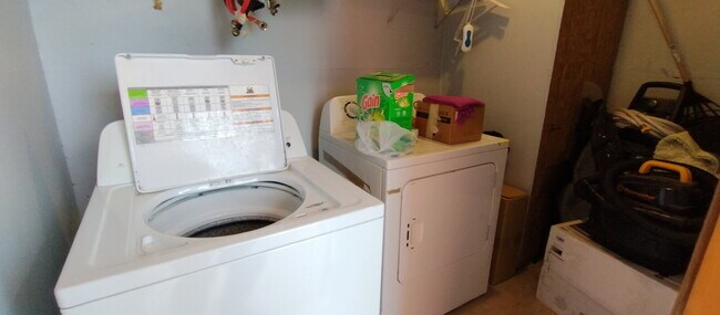 Building Photo - Cozy 1 Bed, 1 Bath Duplex A Block From Woodlawn Lake