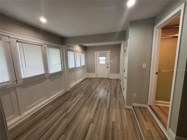 Building Photo - 107 W 6th St