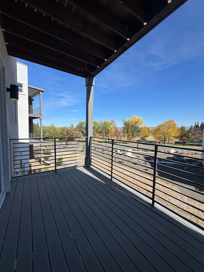 Building Photo - 1521 Golf Club Dr