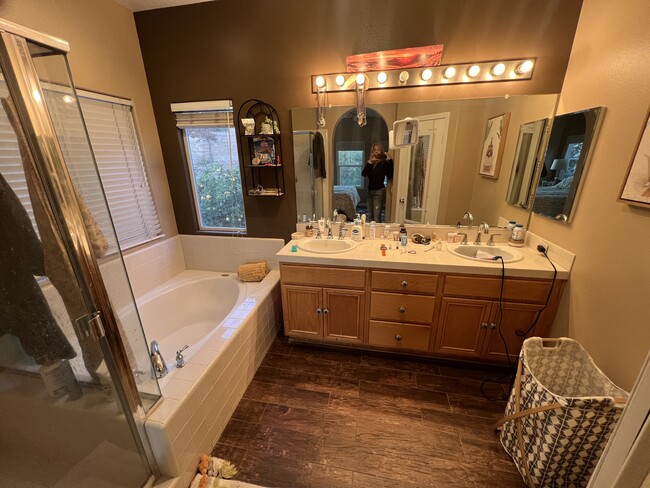 Master bath, huge tub, seperate shower, private toilet - 11874 Emilio Ct