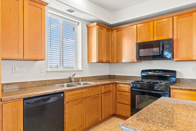 Building Photo - Spacious 2 Bed, 2.5 Bath Townhouse in Gate...
