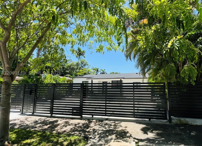Building Photo - 2250 SW 23rd St