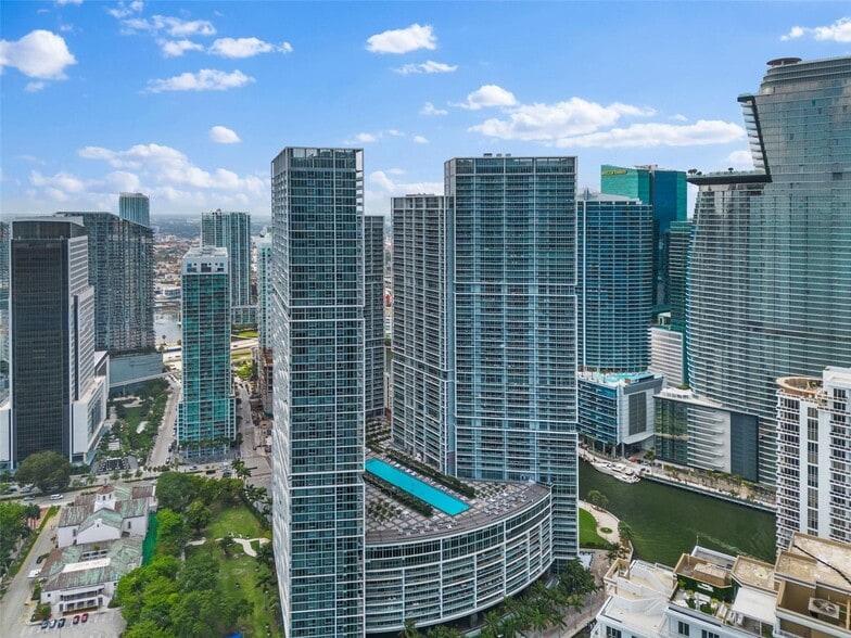 Building Photo - 475 Brickell Ave