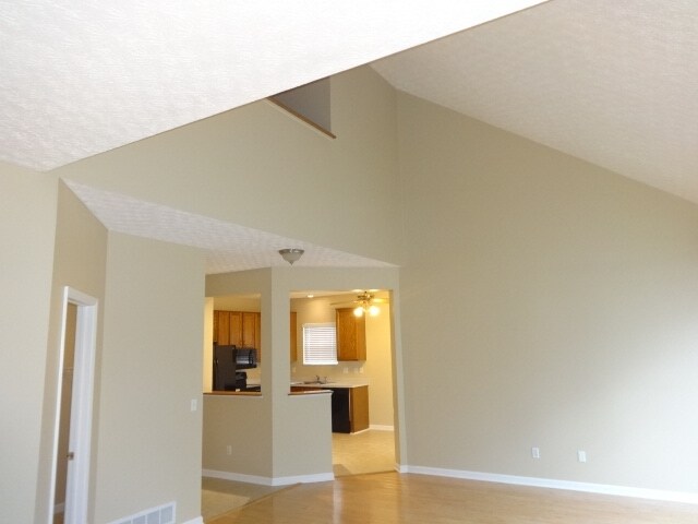 Building Photo - 8772 Kingsley Dr