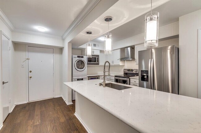 Building Photo - 357 N Post Oak Ln