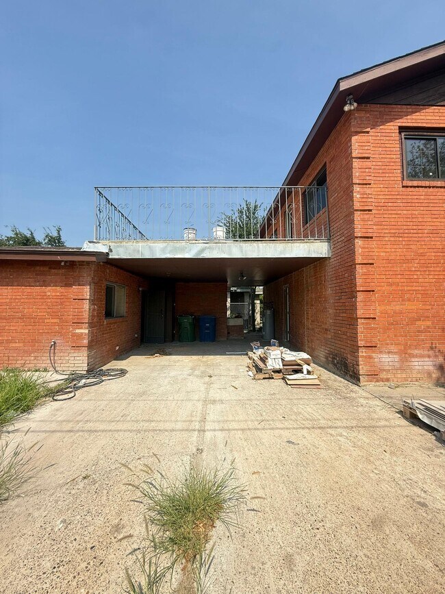 Building Photo - 419 W Travis St