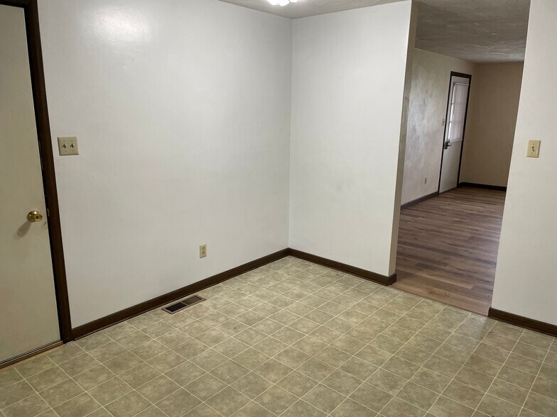 Grass Roots Properties LLC 115 S Clinton Dining Area - 115 S Clinton St