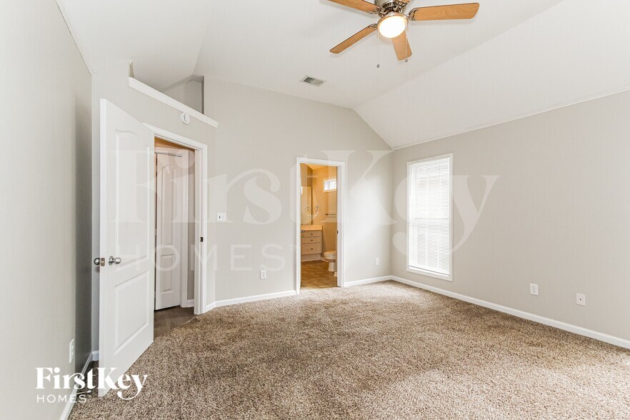 Building Photo - 2018 Village Ln