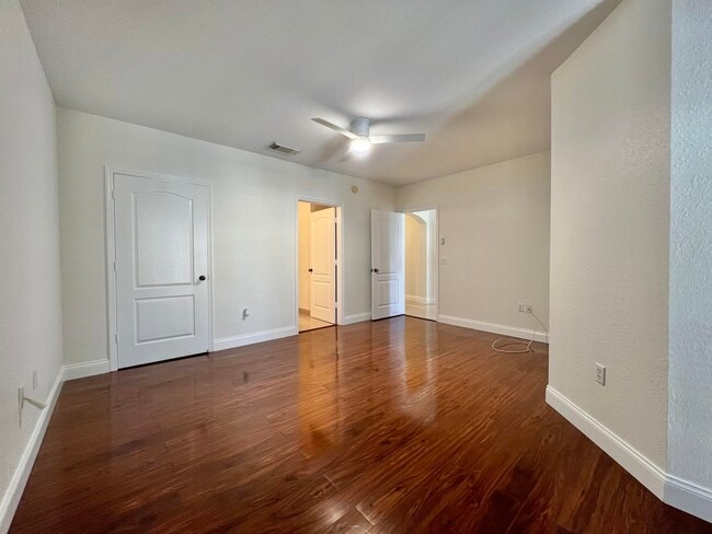 Building Photo - 1110 Belmont Pl