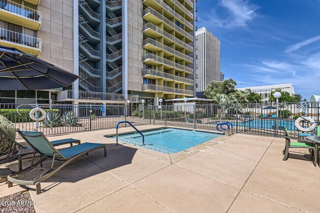 Building Photo - 207 W Clarendon Ave