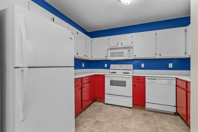 Building Photo - 2 Bed 2.5 Bath Townhome
