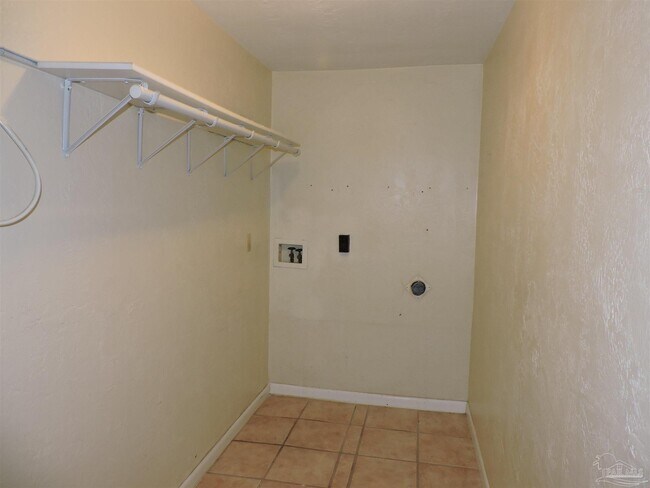 Building Photo - 2108 W Lakeview Ave
