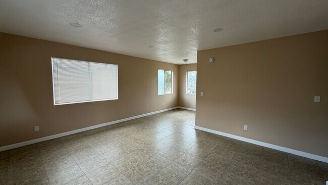 Building Photo - Two Bedroom One Bathroom Apartment in San Bernardino!