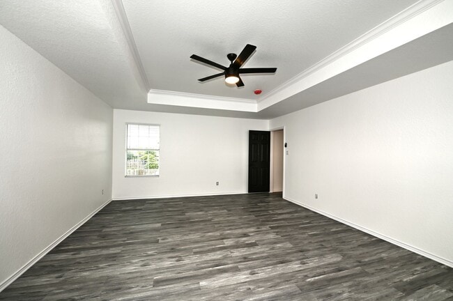 Building Photo - 5 bed | 3 bath | Corner lot | Fully remode...