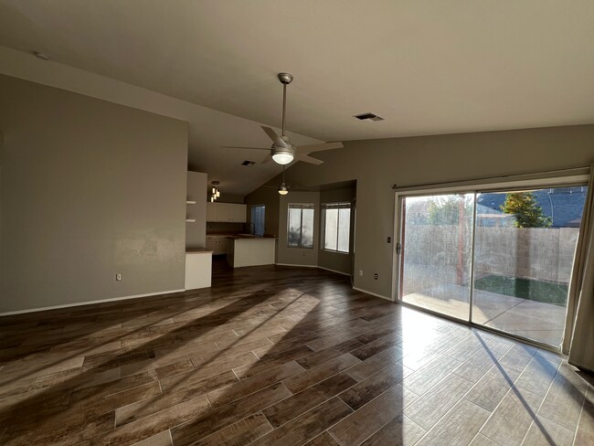 Building Photo - 910 N Swan Dr