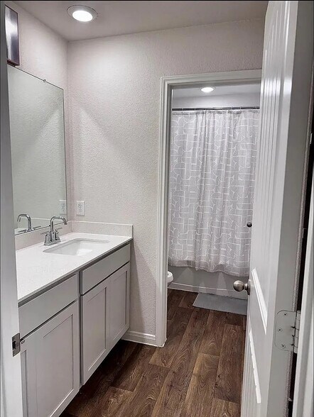 Building Photo - Room in House on Brooklyn Dr
