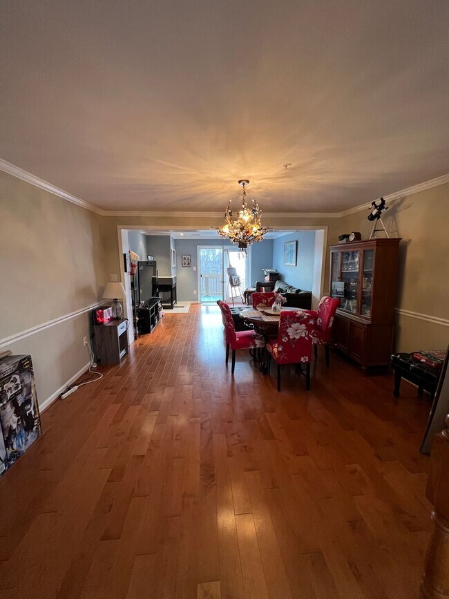 Building Photo - Stunning 2 bedroom and 3 Bathroom Townhome Style Condo / w Pool