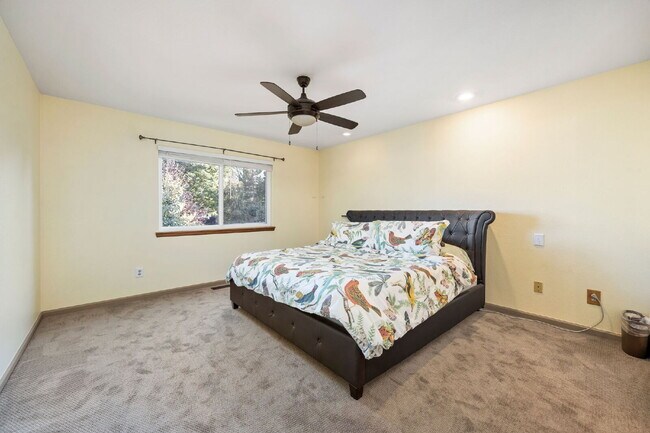 Building Photo - "Charming 3-Bedroom Home with 2.5 Baths in...