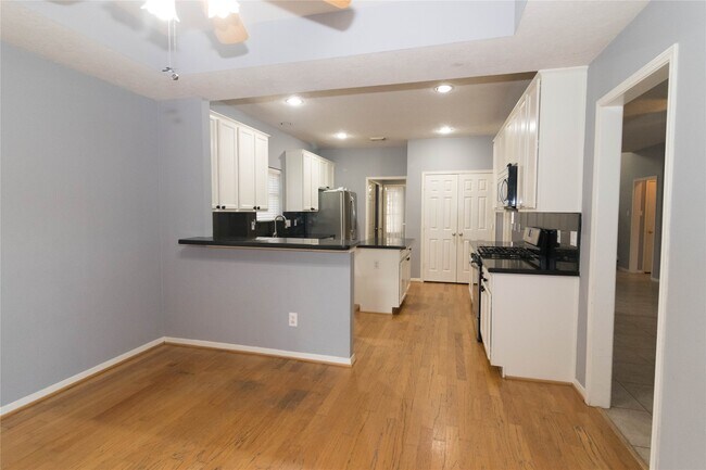 Building Photo - 310 Cheddington Dr
