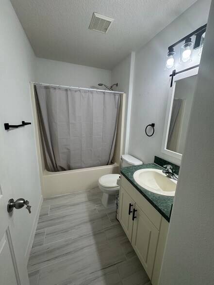 Building Photo - 833 Greenleaf Cir