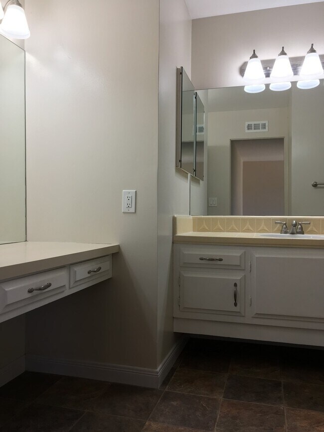 Building Photo - FANTASTIC Ocean Views!!