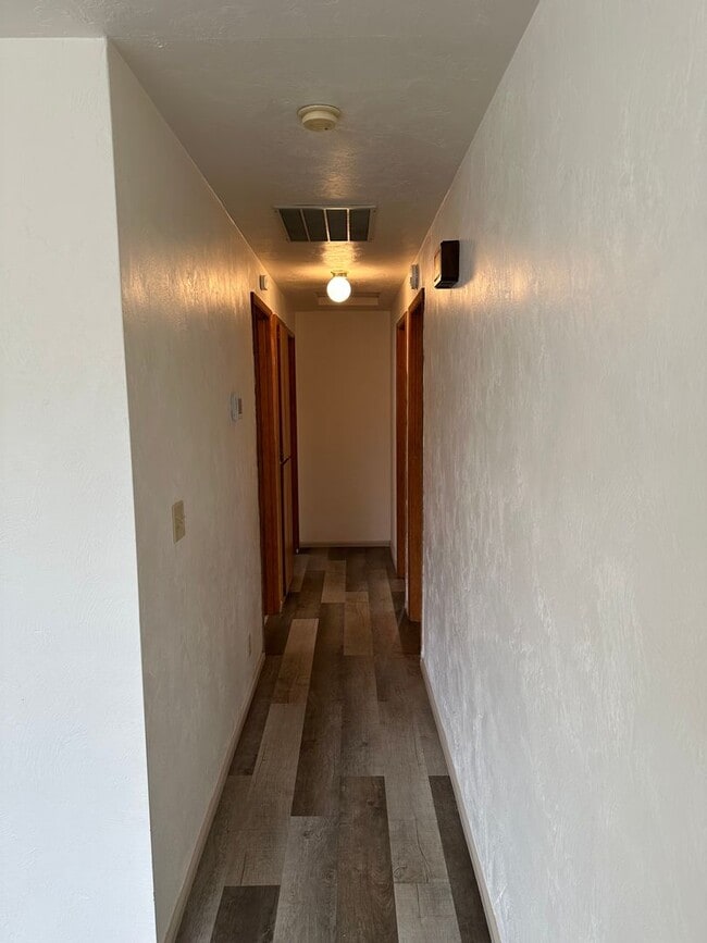 Building Photo - Cute 3-bedroom, 1-bathroom house in Springfield!