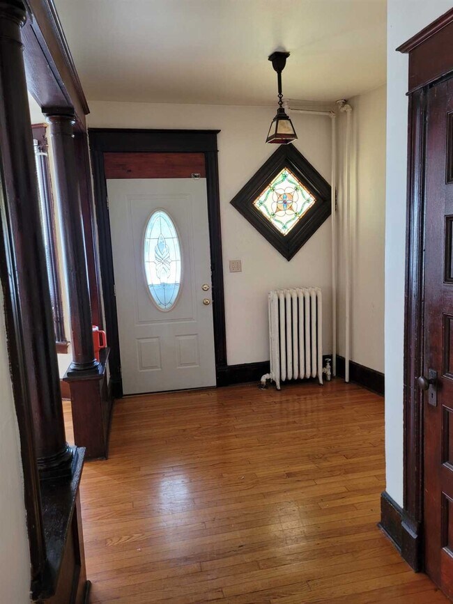 Building Photo - 2 State St