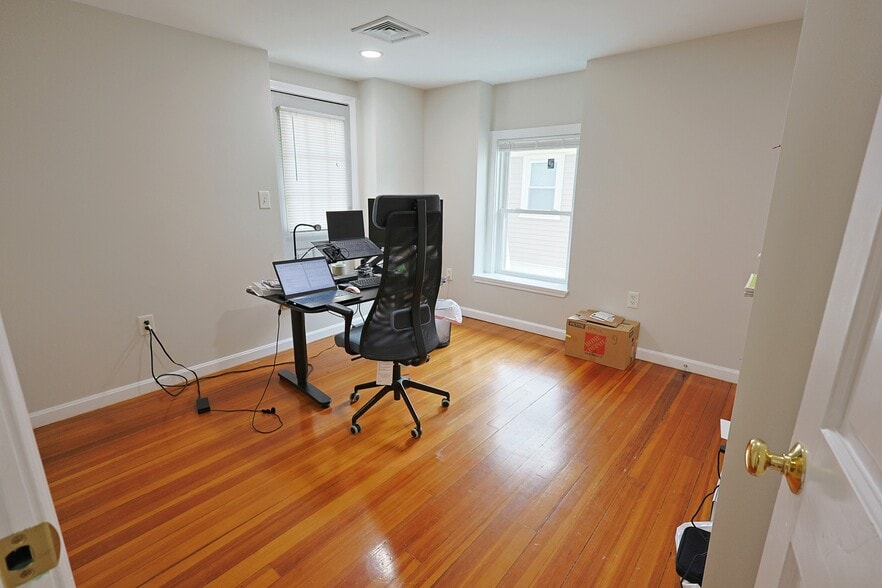 Building Photo - 32 Channing St