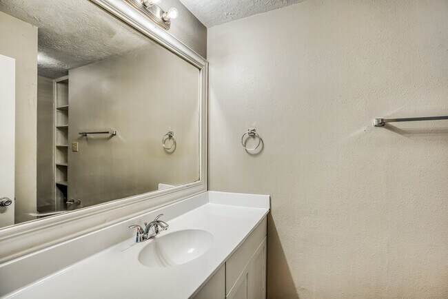 Building Photo - 8403 Quail Burg Ln