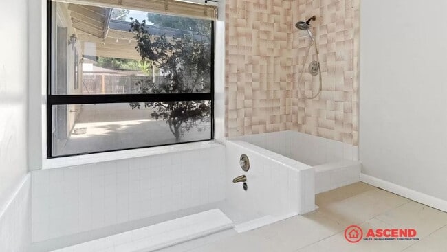 Building Photo - Gorgeous Home in 93314 Area!