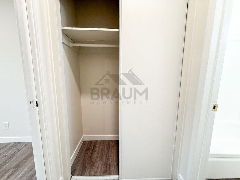 Building Photo - 15546 Vanowen St