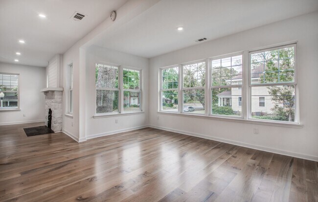 Building Photo - Elegant Midtown Memphis Single-Family Home...