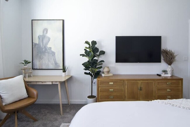 Building Photo - 2092 W Bella Ln