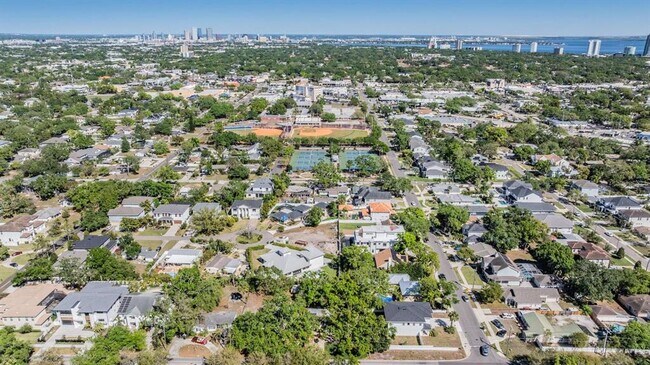 Building Photo - 1104 S Lois Ave