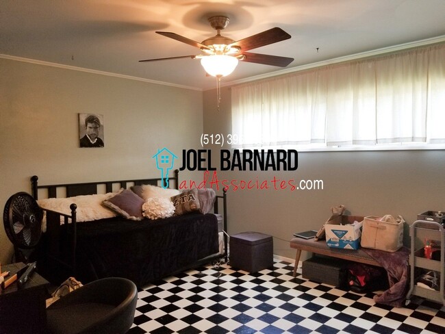 Building Photo - **Available May 10** Large Split Level Hom...