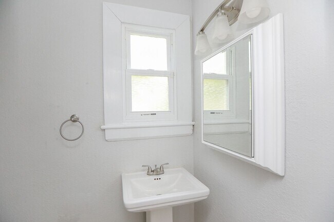 Building Photo - Stunning home rental in Portsmouth!