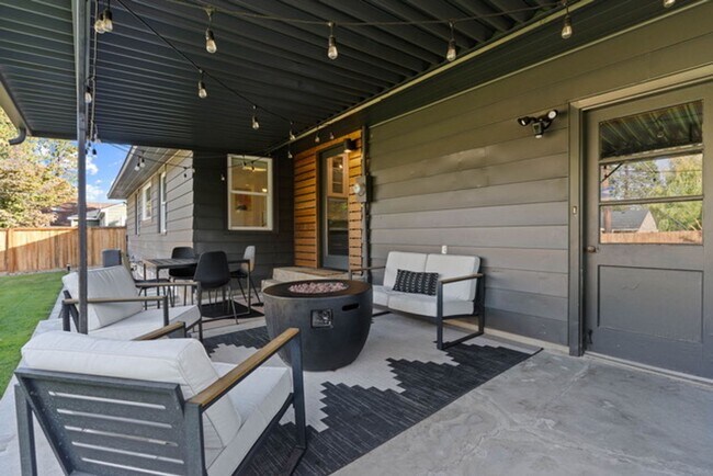 Building Photo - Beautiful Single Family Home!