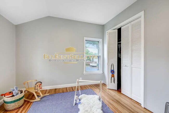 Building Photo - Charming 4-Bed Oasis with Gleaming Hardwood Floors – Your Dream Home Awaits in St. Louis Park!