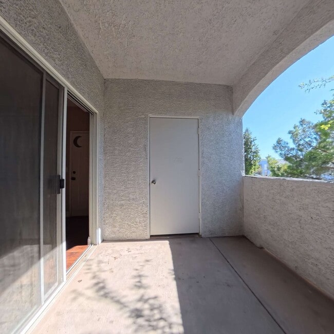 Building Photo - Lovely 2 Bed, 2 Bath Condo at South Gate!