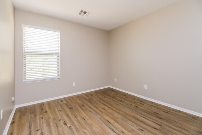 Building Photo - 882 E Taylor Trail