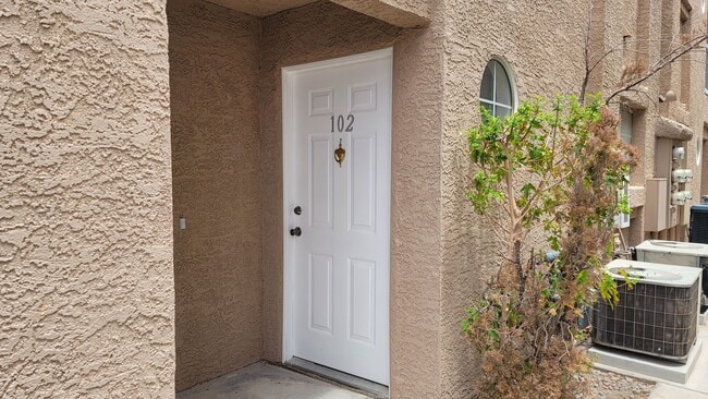 Building Photo - Gorgeous Fully Remodeled Condo