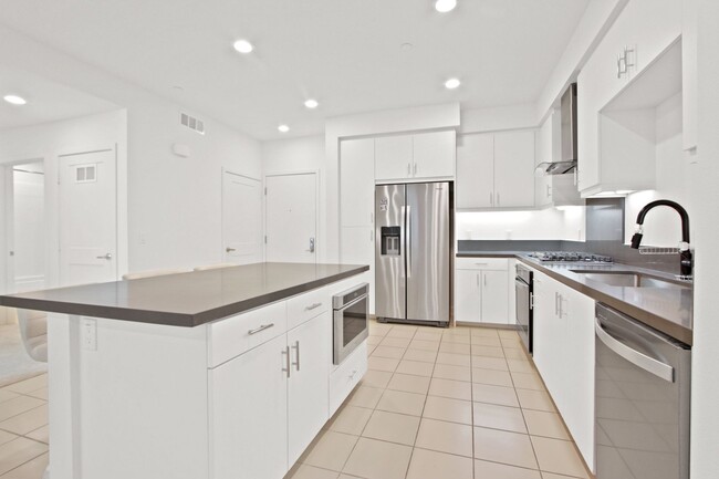 Building Photo - Luxurious 3 Bedroom 3 Bathroom Centrally L...