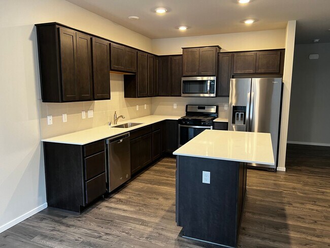 Building Photo - STO Langly Duplex