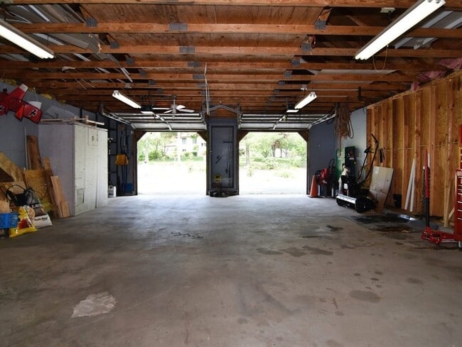 Building Photo - 1196 Old Fall River Rd