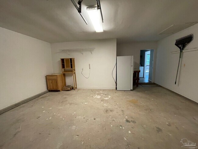 Building Photo - 4615 Gladstone Dr