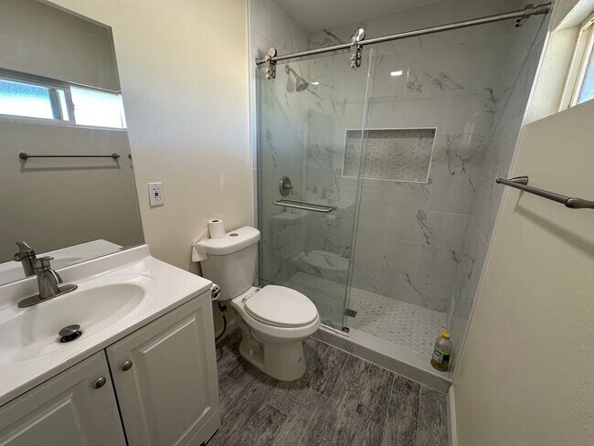 Building Photo - PRIVACY! PRIVACY! Cute newly remodeled 2 bed/1 bath home!